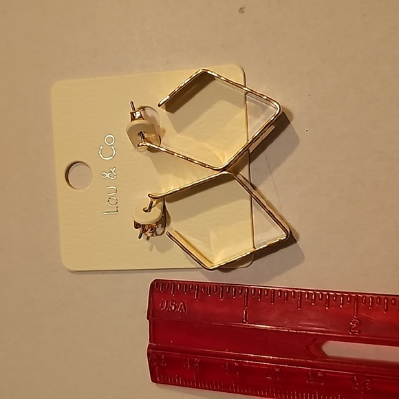 LOU & CO NWT Hammered gold, diamond shaped geometric earrings - Picture 6 of 8